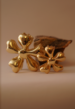 Load image into Gallery viewer, Gold Flower Hair Clip
