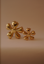 Load image into Gallery viewer, Gold Flower Hair Clip
